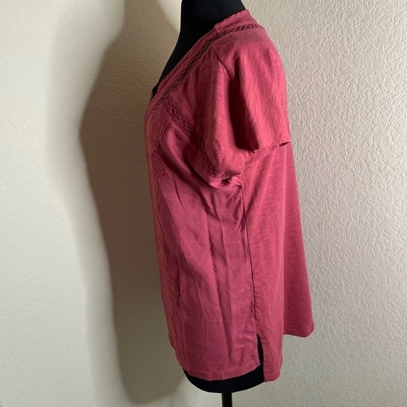 GLORIA Vanderbilt Cranberry V-Neck Blouse W/ Embroidery Detail Size Small (1164) - Picture 5 of 10